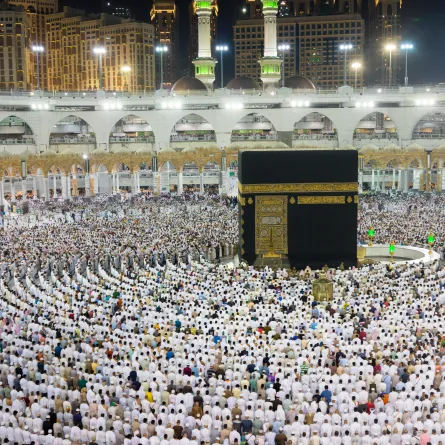 موسم الحج  ويظهر حجاج يقومون بأداء فريضة الحج