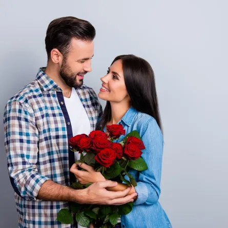 زوجة تنظر لزوجها بتقدير ومحبة 