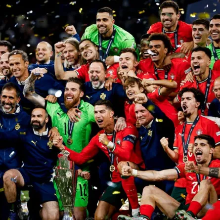  سقط كريستيانو رونالدو على ركبتيه من شدة التأثر بعدما حسم روبن نيفيز اللقب لصالح البرتغال