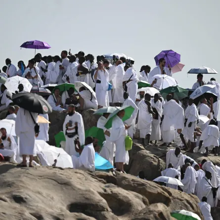 الحجاج على مشعر عرفات صباح اليوم الخميس 