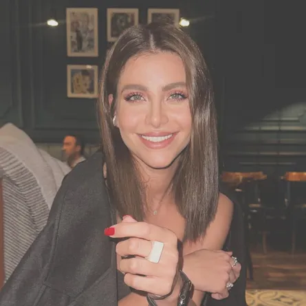 نور علي بتسريحة الشعر القصير المنسدل-الصورة من حسابها الرسمي على إنستغرام