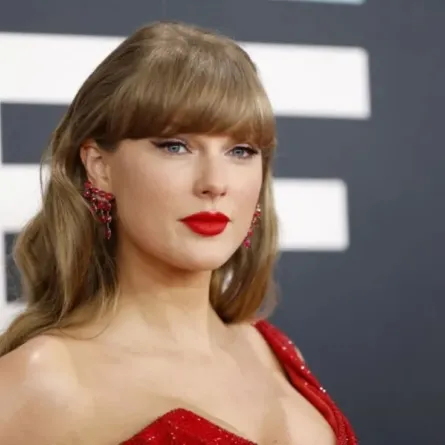 تايلور سويفت تحضر حفل توزيع جوائز جرامي السابع والستين في لوس أنجلوس، كاليفورنيا (Taylor Swift attends the 67th GRAMMY Awards in Los Angeles, California). (مصدر الصورة: Frazer Harrison/Getty Images/AFP)