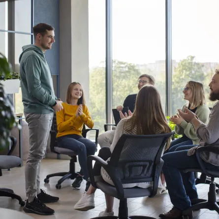 كيف تكون الزميل الذي يتحدث عنه الجميع في العمل؟ 