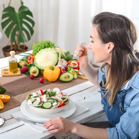 سيدة تتناول الأطعمة التي تساعد على تسريع عملية الأيض