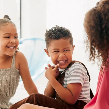 صورة أطفال يضحكون