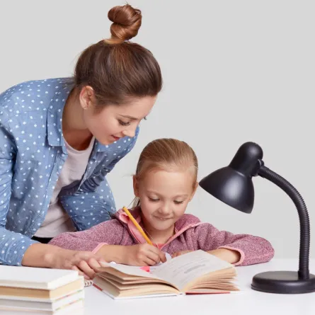 صورة لأم تعلم ابنتها