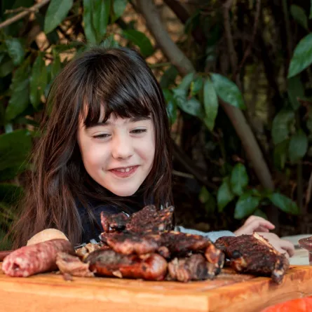 صورة لأطفال يأكلون لحوم العيد