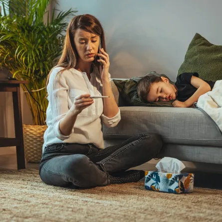 صورة لأم مع طفلها المريض