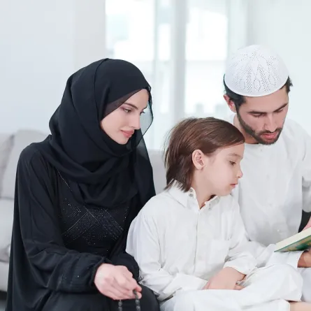 صورة لأسرة تشرح وتحكي لطفلها 
