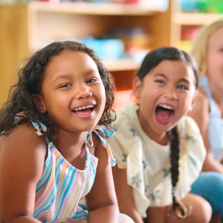 صورة أطفال يضحكون