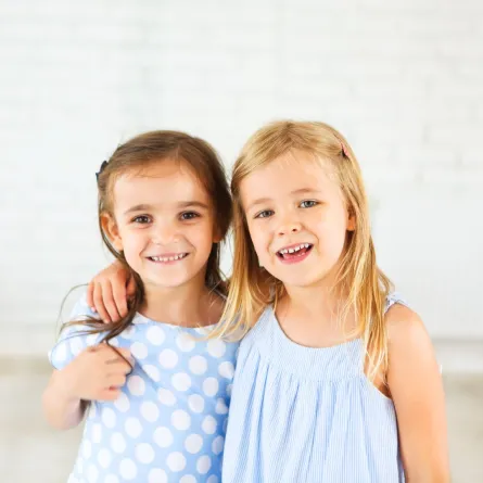 صورة فتاتين