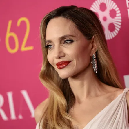 أنجلينا جولي ترتدي أقراطاً مرصعة بالألماس في مهرجان نيويورك السينمائي
