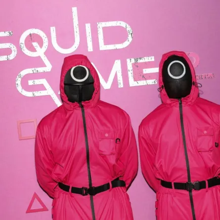 جنود يلتقطون صوراً خلال جلسة تصوير لعبة الحبار في متروغراف بمدينة نيويورك (Soldiers pose during 