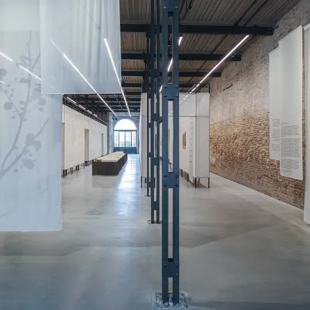 جناح المملكة العربية السعودية بعنوان «مدرسة أم سليم: نحو مفهوم معماري مترابط» (مصدر الصورة: لجنة الهندسة المعماريَّة والتصميم، المفوضة عن جناح المملكة السعودية العربية)