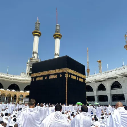  حجاج بيت الله الحرام يطوفون حول الكعبة المشرفة 