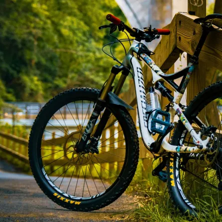 دراجة تستند على سور بالحديقة