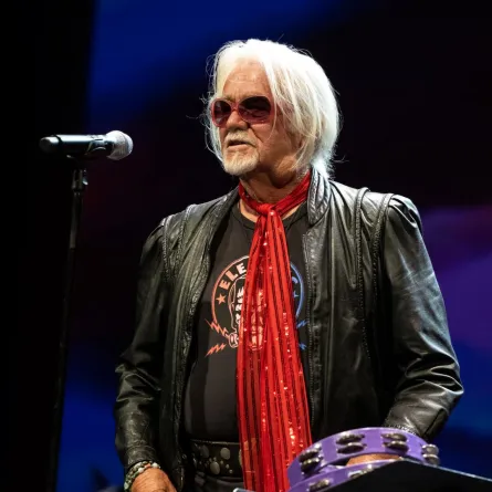 المغني جيمس لوي في مسرح أليكس في جلينديل كاليفورنيا (Singer James Lowe at Alex Theatre in Glendale, California). مصدر الصورة: Scott Dudelson/Getty Images