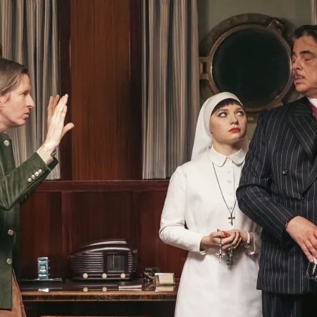 مراجعة فيلم المخطط الفينيقي (The Phoenician Scheme): تحفة بصرية من ويس أندرسون تفتقر إلى الروح