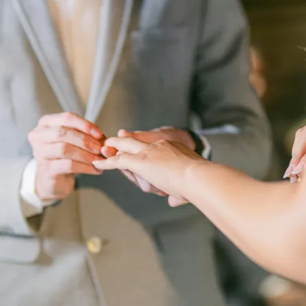 تفسير حلم الخطوبة في المنام للعزباء 