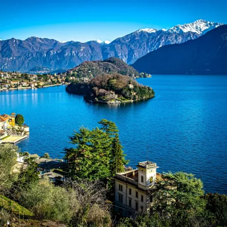 لقطة لبحيرة كومو في يوم صاف