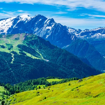 منظر لجبل الدولوميت والقرية الصغيرة في الوادي في جنوب تيرول 