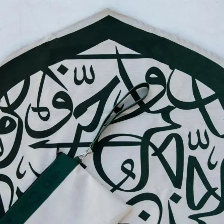 تأتي هذه المشاركة في إطار جهود المعهد لتعزيز الوعي بالفنون التقليدية، وتقديم تجربة مميزة لضيوف الرحمن، تزامنًا مع عام الحرف اليدوية 2025