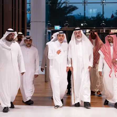 الأمير مشعل بن محمد بن سعود في ضيافة مكتبة محمد بن راشد