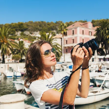 سائحة تستمتع بوقتها في أوروبا