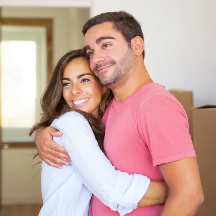 زوجة تحتضن زوجها بسعادة   