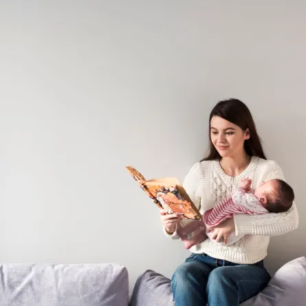 صورة لأم تقرأ لمولودها