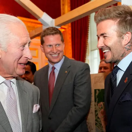 ديفيد بيكهام يتحدث إلى الملك تشارلز الثالث في قصر سانت جيمس، في وسط لندن (David Beckham speaks to King Charles III at St James' Palace, in central London). مصدر الصورة: Kirsty Wigglesworth / POOL / AFP