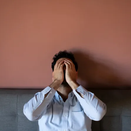 شاب يعبر عن شعوره بالقلق - المصدر freepik