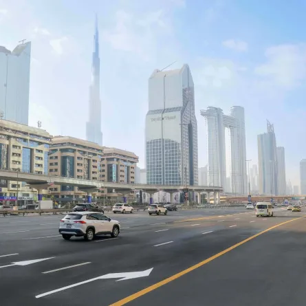 تنفيذ أعمال التحسينات والحلول المرورية بدبي. الصورة من الحساب الرسمي لهيئة الطرق والمواصلات على منصة x