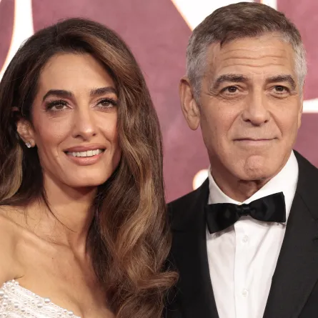 أمل وجورج كلوني في حفل توزيع جوائز توني 2025 ( Amal and George Clooney at the 2025 Tony Awards ). مصدر الصورة: Kena BETANCUR / AFP