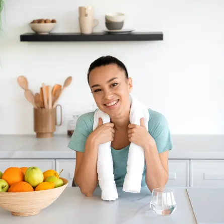 سيدة تعتمد روتيناً صباحياً صحياً لاستقبال يومها Image By Freepik