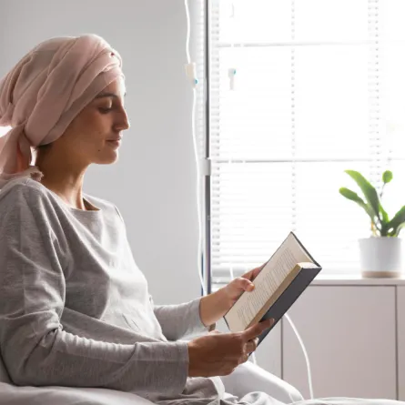 امرأة خلال جلسة حقن الحديد الوريدي - المصدر freepik