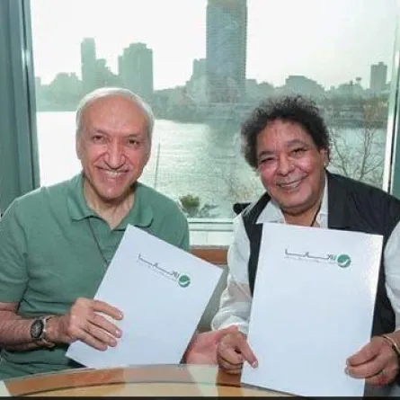 محمد منير برفقة سالم الهندي أثناء توقيع العقد الفني- الصورة من الشركة المنتجة