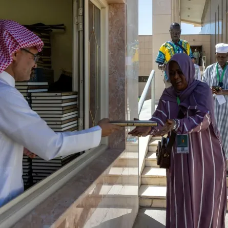 ضيوف برنامج خادم الحرمين الشريفين يزورون مجمّع طباعة المصحف الشريف. الصورة من واس