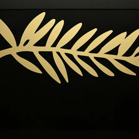 شعار مهرجان كان في سينما UGC Montparnasse في باريس (festival logo at the UGC Montparnasse cinema in Paris). مصدر الصورة: Bertrand GUAY / AFP