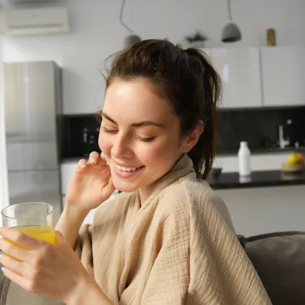 سيدة تشرب الأعشاب لإصابتها بتكيس المبايض  Image By Freepik