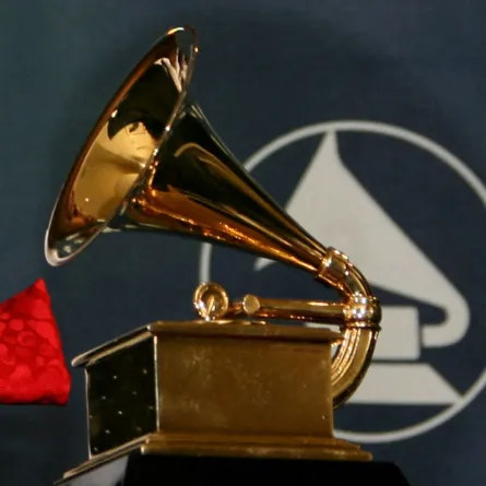 شعار غرامي (Grammy logo). مصدر الصورة: GABRIEL BOUYS / AFP
