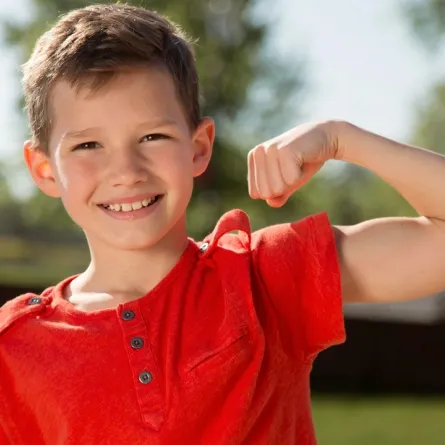 صورة لطفل يستعرض عضلاته