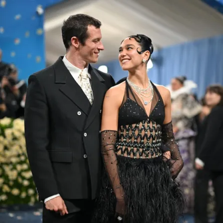 دوا ليبا وكالوم تيرنر في متحف متروبوليتان للفنون في نيويورك (Dua Lipa  and Callum Turner at the Metropolitan Museum of Art in New York). مصدر الصورة: ANGELA WEISS / AFP