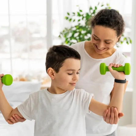 صورة لطفل يحمل الحديد تحت رعاية أمه