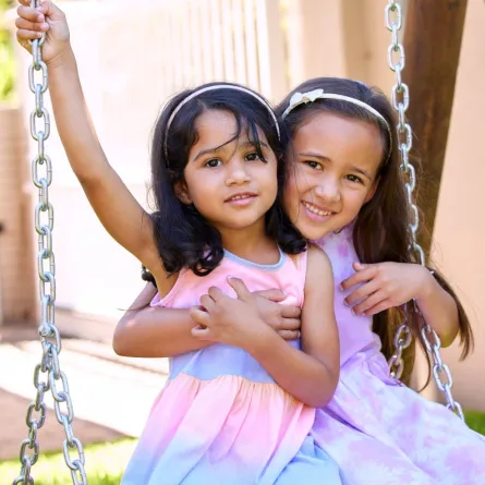 صورة طفلتين