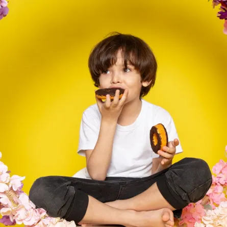 صورة لطفل يتناول السكريات