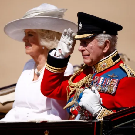 الملك تشارلز الثالث بجوار الملكة كاميلا في لندن (King Charles III next to Queen Camilla in London). مصدر الصورة: BENJAMIN CREMEL / AFP