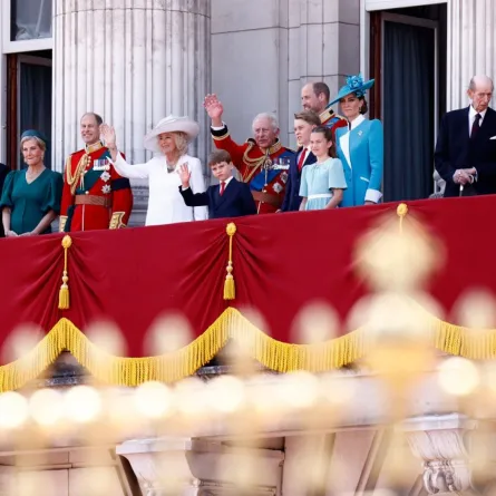 أعضاء العائلة المالكة البريطانية على شرفة قصر باكنغهام في لندن (Royal Family on the balcony of Buckingham Palace in London). مصدر الصورة: BENJAMIN CREMEL / AFP