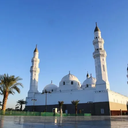 يُعدُّ مسجد قباء أول مسجدٍ شُيّد بعد هجرة النبي -صلى الله عليه وسلم- إلى المدينة المنورة، وشارك بنفسه في بنائه