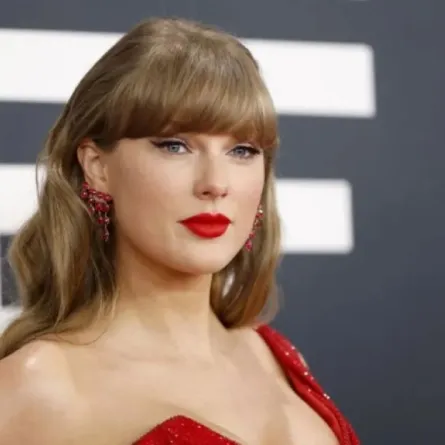 تايلور سويفت تحضر حفل توزيع جوائز جرامي السابع والستين في لوس أنجلوس، كاليفورنيا (Taylor Swift attends the 67th GRAMMY Awards in Los Angeles, California). (مصدر الصورة: Frazer Harrison/Getty Images/AFP)